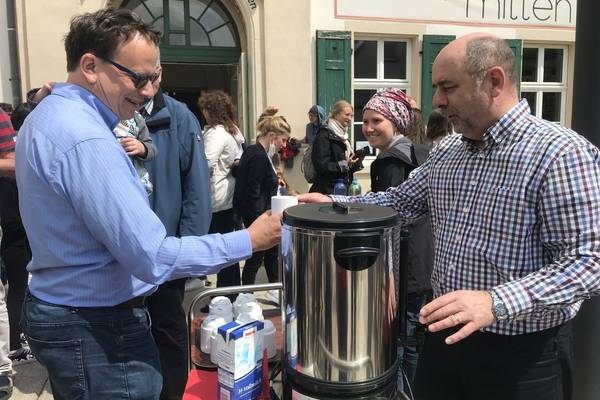 Menschen beim Kirchkaffee