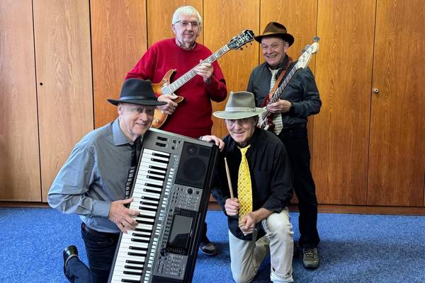 vierköpfige Band mit ihren Instrumenten