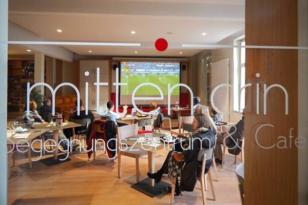 Fußballleinwand durch die Eingangstür zum mittendrin