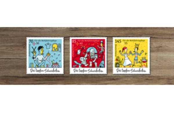 Drei Briefmarken nebeneinandergelegt