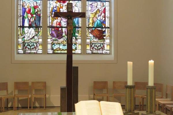 Altarraum mit Kreuz, Kerzen und Bibel