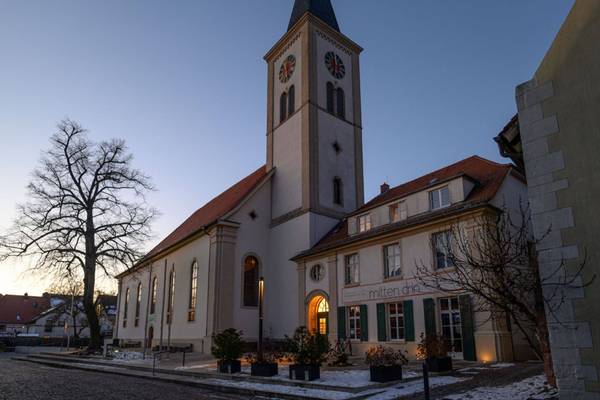 Stadtkirche und Mittendrin von außen bei Schnee