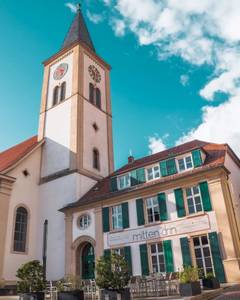 Außenansicht Kirche und "mittendrin"