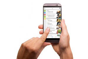 Hand mit einem Handy auf dem die Communi App läuft