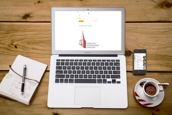 Laptop mit Login zur Communi App im Bildschirm