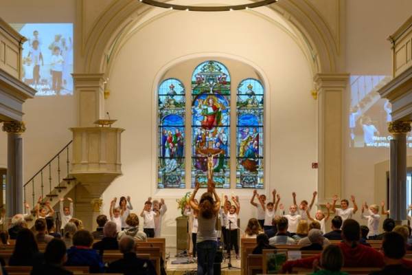 Kinder im Altarraum singen als Chor