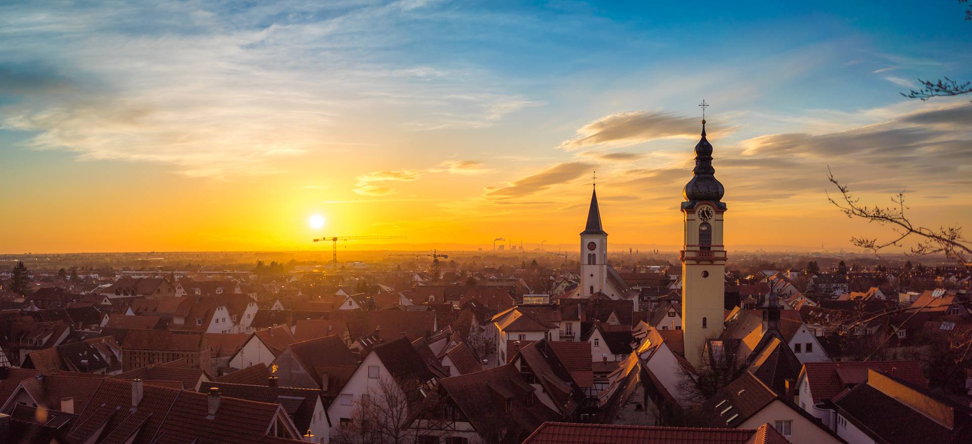 Evangelische und katholische Kirche beim Sonnenuntergang