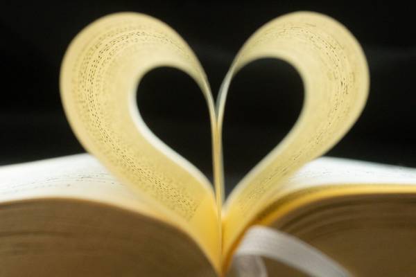 Seiten eines Liederbuches in Herzform